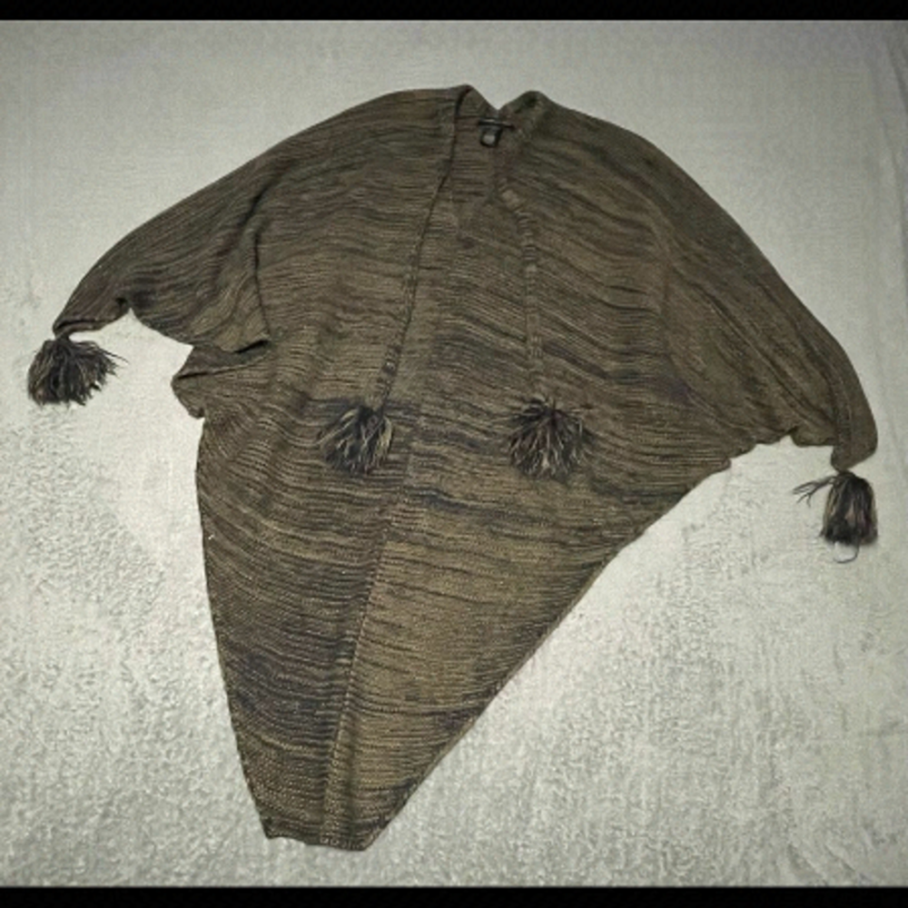 DO Everything in Love knit poncho. One size fits most. Very good condition.